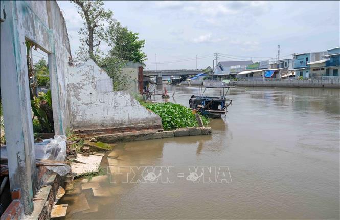 Vị trí sạt lở trên kênh Xáng Nàng Mau (xã Thạnh Hòa, thành phố Cần Thơ) khiến dãy nhà ven sông bị nhấn chìm. Ảnh: Thanh Liêm - TTXVN