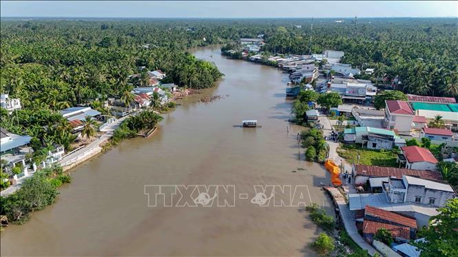 Sông Rạch Mọp đoạn qua xã Nhơn Mỹ, thành phố Cần Thơ xuất hiện hàng chục điểm sạt lở cả hai bên bờ sông. Ảnh: Thanh Liêm - TTXVN