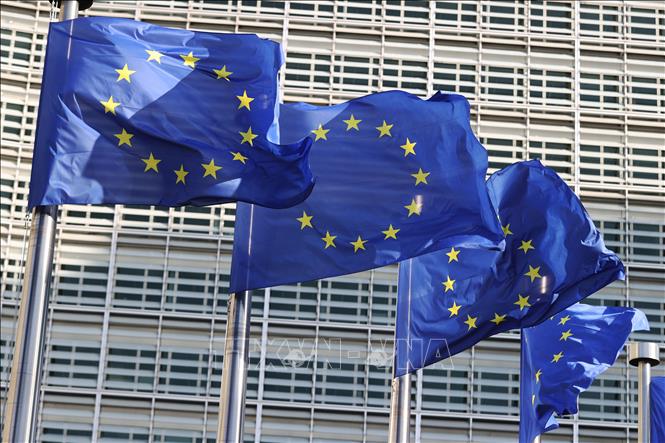 Cờ Liên minh châu Âu bên ngoài trụ sở Ủy ban châu Âu ở Brussels, Bỉ. Ảnh: THX/TTXVN
