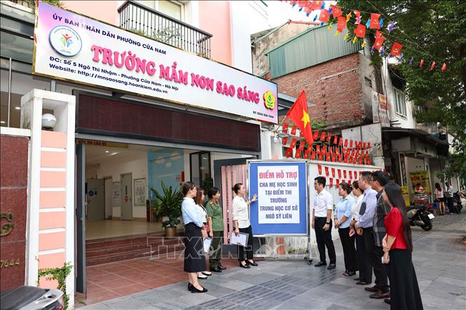 Bên cạnh công tác chuẩn bị tại các điểm thi, Ban Chỉ đạo thi phường Phường Cửa Nam cũng tiến hành kiểm tra các điểm hỗ trợ, đón tiếp phụ huynh gồm Trường Mầm non Sao Sáng và Trường Mầm non B nhằm bảo đảm đầy đủ điều kiện phục vụ phụ huynh trong thời gian diễn ra kỳ thi. Ảnh: Thanh Tùng - TTXVN
