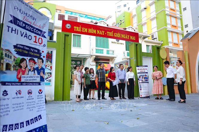 Bên cạnh công tác chuẩn bị tại các điểm thi, Ban Chỉ đạo thi phường Cửa Nam cũng tiến hành kiểm tra các điểm hỗ trợ, đón tiếp phụ huynh gồm Trường Mầm non Sao Sáng và Trường Mầm non B nhằm bảo đảm đầy đủ điều kiện phục vụ phụ huynh trong thời gian diễn ra kỳ thi. Ảnh: Thanh Tùng - TTXVN