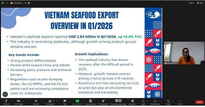 Bà Tô Thị Tường Lan – Phó Tổng Thư ký Hiệp hội chế biến & xuất khẩu thủy sản Việt Nam (VASEP) giới thiệu về thế mạnh ngành thủy sản Việt Nam. Ảnh: Ngọc Thúy - PV TTXVN tại Ấn Độ