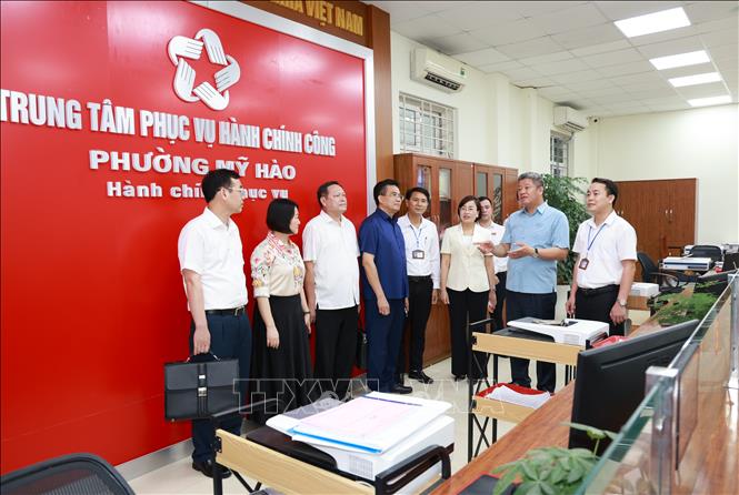 Chủ tịch UBND tỉnh Hưng Yên Nguyễn Mạnh Quyền tham quan Trung tâm phục vụ hành chính công phường Mỹ Hào. Ảnh: Mạnh Khánh - TTXVN