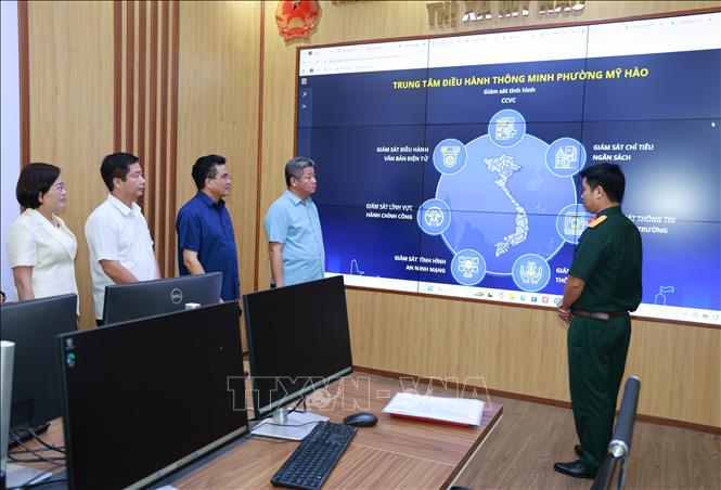 Chủ tịch UBND tỉnh Hưng Yên Nguyễn Mạnh Quyền (áo xanh, đầu tiên bên trái) tham quan Trung tâm điều hành đô thị thông minh phường Mỹ Hào. Ảnh: Mạnh Khánh - TTXVN