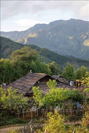 Những căn nhà gỗ mái pơ mu tại Làng Sáng vẫn còn nguyên vẹn gợi nhiều cảm giác bình an giữa núi rừng. Ảnh: Trọng Đạt - TTXVN