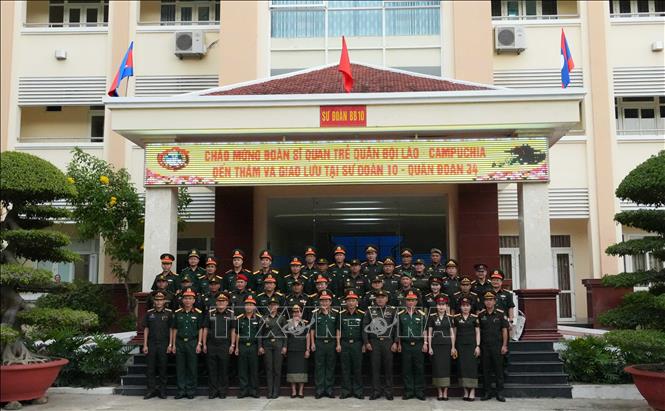 Sỹ quan trẻ quân đội ba nước Việt Nam – Lào – Campuchia chụp ảnh lưu niệm. Ảnh: Dư Toán – TTXVN.