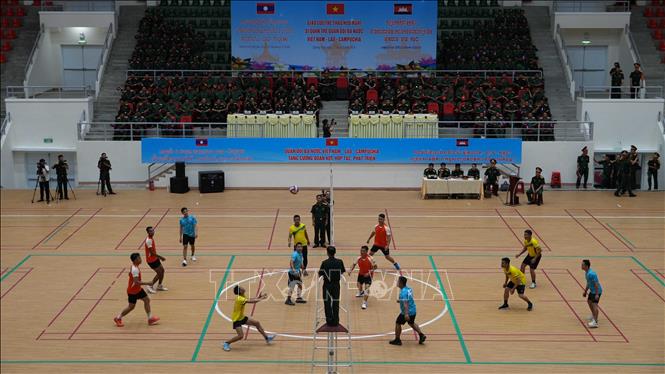 Sỹ quan trẻ quân đội ba nước Việt Nam – Lào – Campuchia giao lưu bóng chuyền. Ảnh: Dư Toán – TTXVN