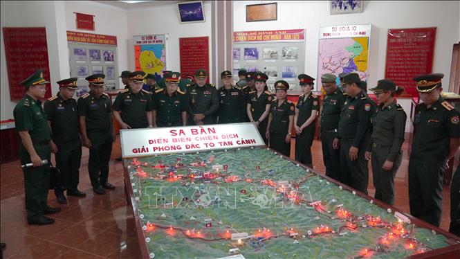 Sỹ quan trẻ quân đội ba nước Việt Nam – Lào – Campuchia tìm hiểu truyền thống Sư đoàn 10. Ảnh: Dư Toán – TTXVN