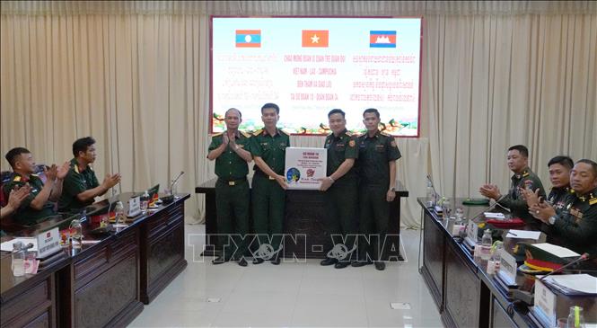 Sư đoàn 10 tặng quà cho đoàn sỹ quan trẻ quân đội hai nước Lào – Campuchia. Ảnh: Dư Toán – TTXVN
