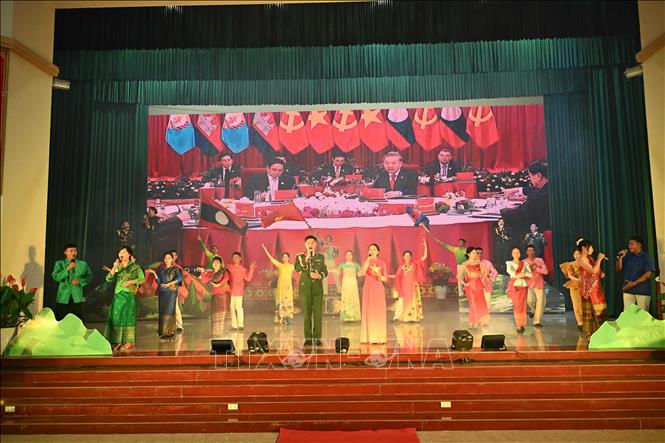Tiết mục giao lưu văn nghệ giữa sỹ quan trẻ ba nước. Ảnh: Dư Toán – TTXVN