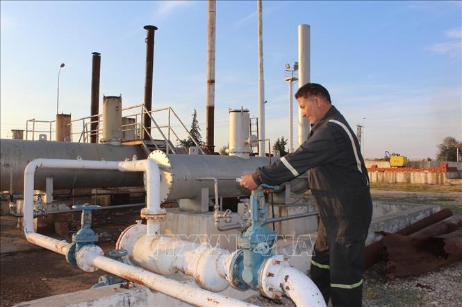 Công nhân làm việc tại mỏ dầu ở Hasakah, Syria. Ảnh: THX/TTXVN