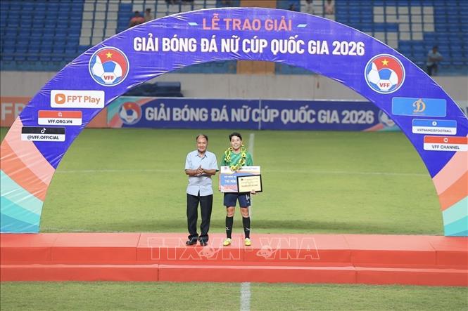 Ban tổ chức trao giải thủ môn xuất sắc nhất cho Kim Thanh (CLB TP.HCM). Ảnh: Minh Quyết - TTXVN