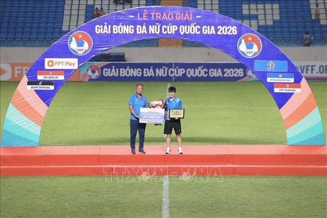 Ban tổ chức trao giải phong cách cho CLB T&T Thái Nguyên giành hạng Ba. Ảnh: Minh Quyết - TTXVN