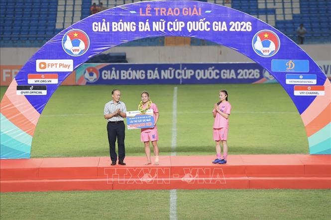 Ban tổ chức trao giải cầu thủ xuất sắc nhất cho Thái Thị Thảo (CLB Hà Nội I). Ảnh: Minh Quyết - TTXVN