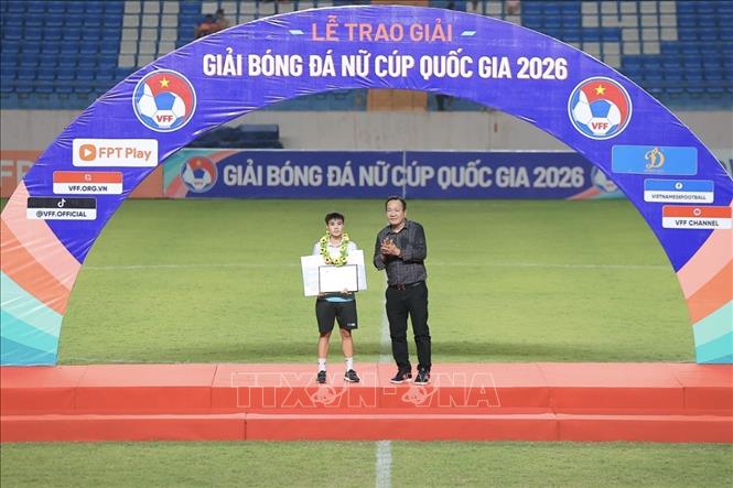 Ban tổ chức trao giải vua phá lưới cho cầu thủ Cao Thị Linh (Phong Phú Hà Nam). Ảnh: Minh Quyết - TTXVN