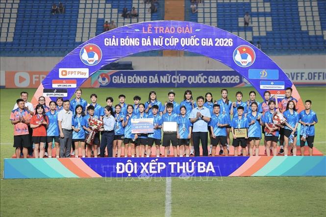 CLB T&T Thái Nguyên giành hạng Ba. Ảnh: Minh Quyết - TTXVN