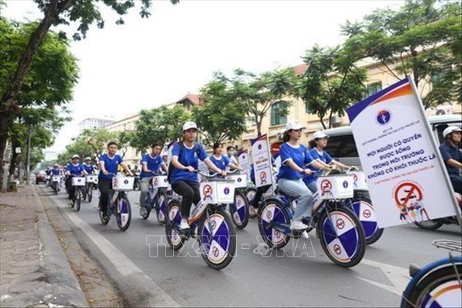 Tình nguyện viên đạp xe hưởng ứng Ngày thế giới không thuốc lá 31/5 và Tuần lễ quốc gia không thuốc lá từ 25-31/5/2020 trên các tuyến phố của Hà Nội. Ảnh: Minh Quyết - TTXVN
