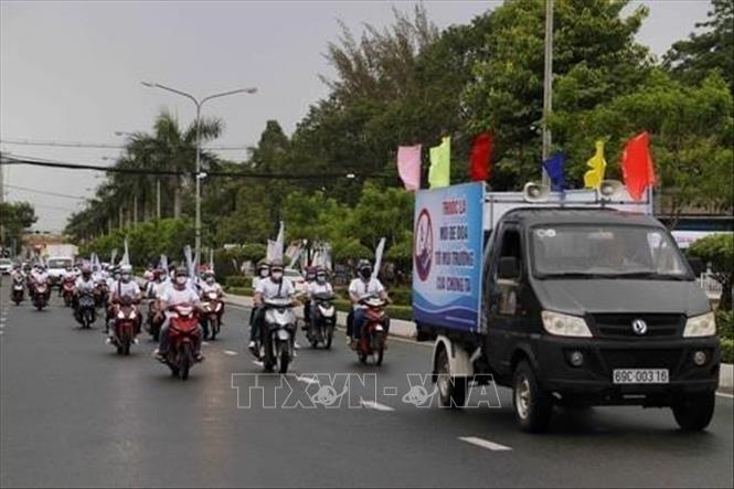 Ngày 29/5/2022, tại Nhà Thiếu nhi Cà Mau, Ủy ban Nhân dân tỉnh Cà Mau tổ chức Lễ mít tinh và diễu hành hưởng ứng Ngày Thế giới không thuốc lá (31/5) và Tuần lễ Quốc gia không thuốc lá (từ ngày 25-31/5/2022), với chủ đề '' Thuốc lá - mối đe dọa tới môi trường của chúng ta''. Ảnh: Kim Há - TTXVN 