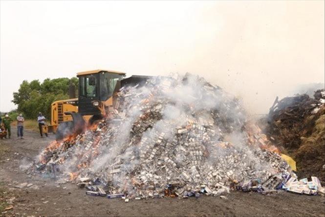 Ngày 22/12/2020, tại Nhà máy xử lý chất thải rắn Sóc Trăng ở xã Phú Mỹ (huyện Mỹ Tú), Hội đồng tiêu hủy thuốc lá điếu nhập lậu thuộc Ban Chỉ đạo 389 tỉnh Sóc Trăng đã tiêu hủy trên 164.000 bao thuốc lá điếu nhập lậu các loại, do các ngành chức năng bắt giữ, xử lý tịch thu từ năm 2018 đến nay. Ảnh: Chanh Đa - TTXVN