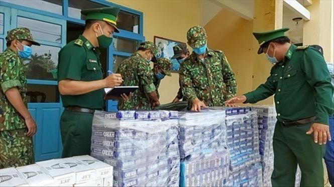 Tối 10/12/2020, Đồn Biên phòng cửa khẩu Quốc tế Hà Tiên, tỉnh Kiên Giang và Tổ công tác Đặc nhiệm miền Nam đã bắt giữ một vụ vận chuyển thuốc lá lậu. Số tang vật gồm hơn 7.300 gói thuốc lá điếu hiệu Hero và Zet cùng chiếc tàu composite. Các đối tượng đã lợi dụng đêm tối vận chuyển từ Campuchia về Việt Nam đến khu vực 5, phường Đông Hồ, thành phố Hà Tiên thì bị phát hiện. Ảnh: TTXVN phát