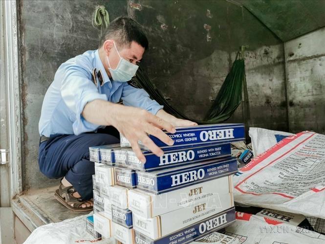 1.490 bao thuốc lá lậu bị Đội Quản lý thị trường số 1, Cục Quản lý thị trường thành phố Cần Thơ phát hiện. Ảnh: TTXVN