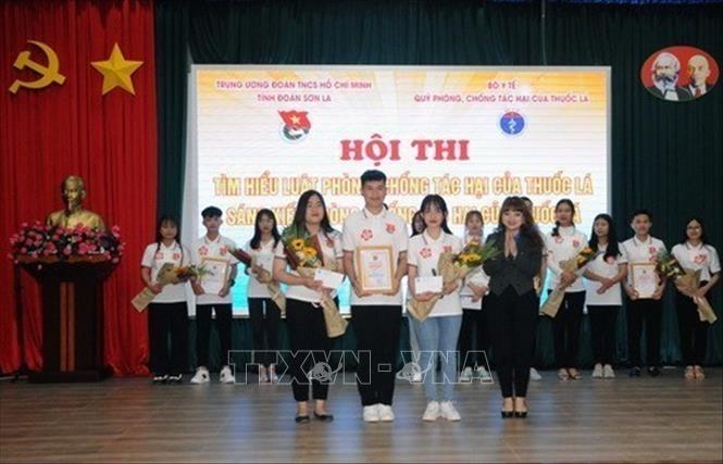 Các dội nhận Bằng khen tại Hội thi tìm hiểu Luật phòng, chống tác hại của thuốc lá, sáng kiến phòng, chống tác hại của thuốc lá do Đoàn Thanh niên Cộng sản Hồ Chí Minh tỉnh Sơn La tổ chức, ngày 7/12/2020. Ảnh: Quang Quyết - TTXVN