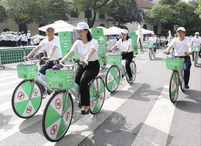 Bộ trưởng Bộ Y tế Đào Hồng Lan cùng các đại biểu đạp xe hưởng ứng chiến dịch truyền thông phòng, chống tác hại thuốc lá nhân Ngày Thế giới không thuốc lá (31/5) với thông điệp “Bảo vệ trẻ em trước những tác động của ngành công nghiệp thuốc lá” và Tuần lễ Quốc gia không thuốc lá (25-31/5) do Bộ Y tế phối hợp với Văn phòng Tổ chức Y tế thế giới tại Việt Nam tổ chức (Hà Nội, 26/5/2024). Ảnh: TTXVN phát