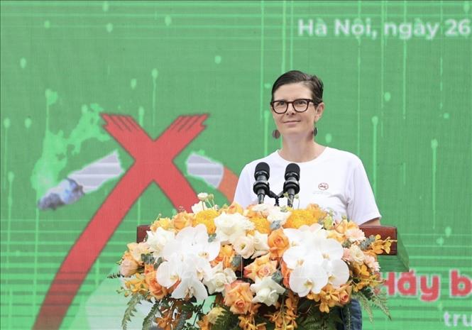 Tiến sĩ Angela Pratt, Trưởng Đại diện Tổ chức Y tế thế giới (WHO) tại Việt Nam phát biểu tại Lễ mít tinh hưởng ứng Ngày Thế giới không thuốc lá (31/5) với thông điệp “Bảo vệ trẻ em trước những tác động của ngành công nghiệp thuốc lá” và Tuần lễ Quốc gia không thuốc lá (25-31/5) do Bộ Y tế phối hợp với Văn phòng Tổ chức Y tế thế giới tại Việt Nam tổ chức (Hà Nội, 26/5/2024). Ảnh: TTXVN phát