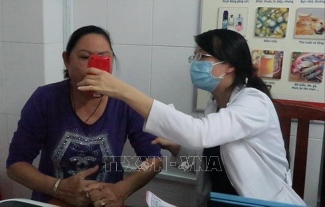 Việt Nam nằm trong 15 quốc gia có tỷ lệ người hút thuốc lá cao nhất thế giới. Dù đã được cảnh báo về tác hại của thuốc lá lên sức khỏe, tuy nhiên hiện nay, công tác cai nghiện thuốc lá vẫn gặp nhiều khó khăn. Nguyên nhân được cho là do sự thờ ơ của người dân cũng như những bất cập trong công tác tổ chức điều trị, cai nghiện thuốc lá. Trong ảnh: Người nghiện thuốc lá được thử nồng độ CO trước khi điều trị cai nghiện tại Bệnh viện Quận 11 Thành phố Hồ Chí Minh. Ảnh: Đinh Hằng - TTXVN
