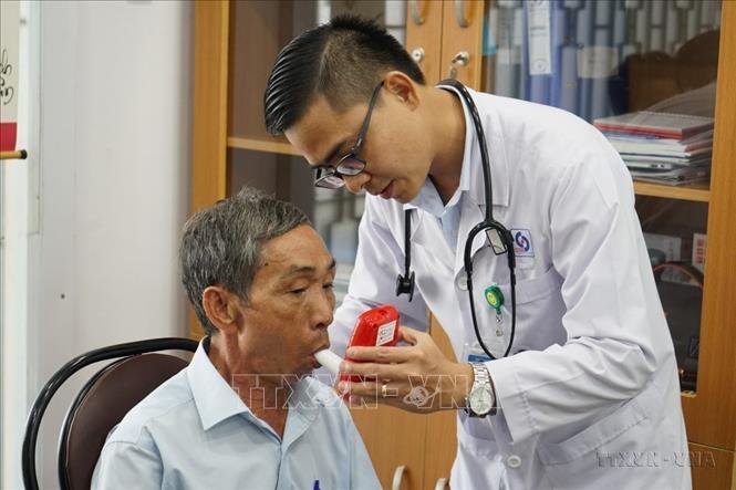 Người nghiện thuốc lá được thử nồng độ CO trước khi điều trị cai nghiện tại Bệnh viện Nhân dân Gia Định Thành phố Hồ Chí Minh. Ảnh: Đinh Hằng - TTXVN