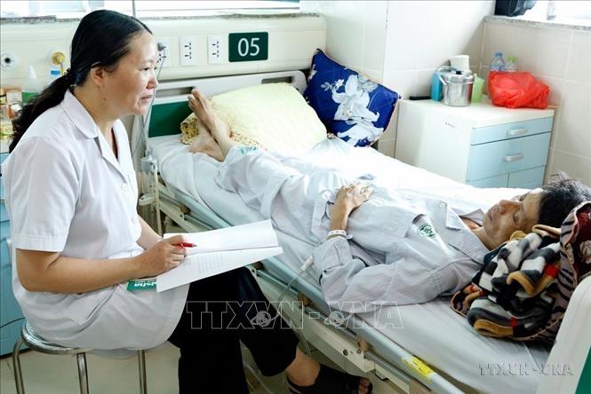 Cán bộ y tế tư vấn cai nghiện thuốc lá cho bệnh nhân tại bệnh viện Bạch Mai (2018). Ảnh: Dương Ngọc - TTXVN