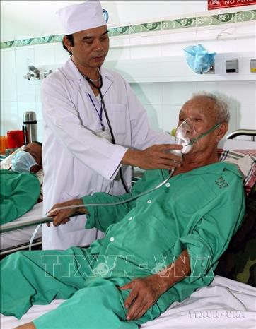 Bệnh nhân bị bệnh phổi tắc nghẽn mạn tính (COPD) điều trị tại Bệnh viện Phạm Ngọc Thạch (TP.Hồ Chí Minh ). Ảnh: Phương Vy - TTXVN
