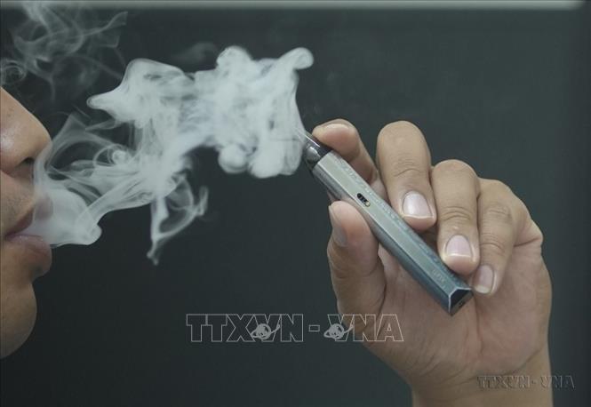 Các sản phẩm thuốc lá điện tử/thuốc lá nung nóng thu hút giới trẻ thông qua hương vị hấp dẫn, thiết kế sản phẩm bắt mắt, thời trang, mang đậm phong cách công nghệ. Ảnh: Minh Quyết - TTXVN
