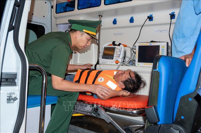 Tiếp nhận và chăm sóc y tế kịp thời 11 thuyền viên gặp nạn trên biển Bạch Long Vĩ. Ảnh: TTXVN phát