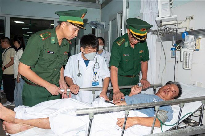 Tiếp nhận và chăm sóc y tế kịp thời 11 thuyền viên gặp nạn trên biển Bạch Long Vĩ. Ảnh: TTXVN phát