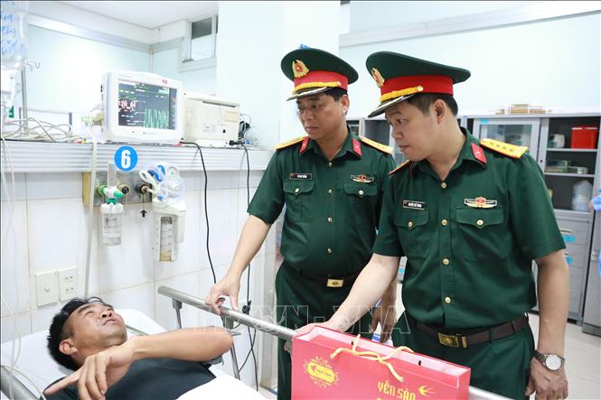 Tiếp nhận và chăm sóc y tế kịp thời 11 thuyền viên gặp nạn trên biển Bạch Long Vĩ. Ảnh: TTXVN phát