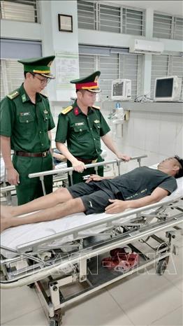 Tiếp nhận và chăm sóc y tế kịp thời 11 thuyền viên gặp nạn trên biển Bạch Long Vĩ. Ảnh: TTXVN phát