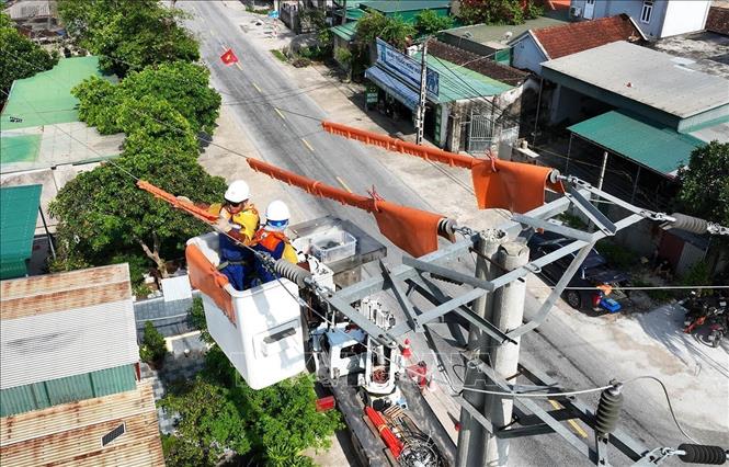 Công tác bảo trì, bảo dưỡng hệ thống điện bằng công nghệ Hotline (công nghệ sửa chữa điện nóng) được duy trì thường xuyên, đảm bảo nguồn điện liên tục cho sinh hoạt và sản xuất của khách hàng, trên địa bàn xã Trung Lộc, tỉnh Nghệ An. Ảnh: Vũ Sinh – TTXVN