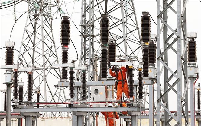 Bảo trì, bảo dưỡng hệ thống điện ở Trạm biến áp 110kV Khu công nghiệp WHA, xã Trung Lộc, tỉnh Nghệ An. Ảnh: Vũ Sinh - TTXVN