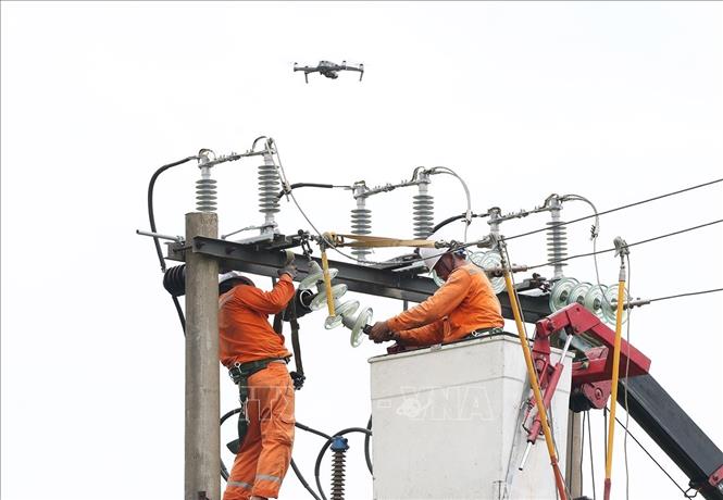 Sử dụng thiết bị bay (flycam) trong giám sát bảo trì, bảo dưỡng hệ thống điện ở trạm phân phối điện trung thế, trên địa bàn xã Trung Lộc, tỉnh Nghệ An. Ảnh: Vũ Sinh - TTXVN