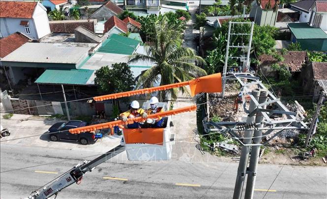 Công tác bảo trì, bảo dưỡng hệ thống điện bằng công nghệ Hotline (công nghệ sửa chữa điện nóng) duy trì nguồn điện liên tục cho sinh hoạt và sản xuất của khách hàng, trên địa bàn xã Trung Lộc, tỉnh Nghệ An. Ảnh: Vũ Sinh – TTXVN