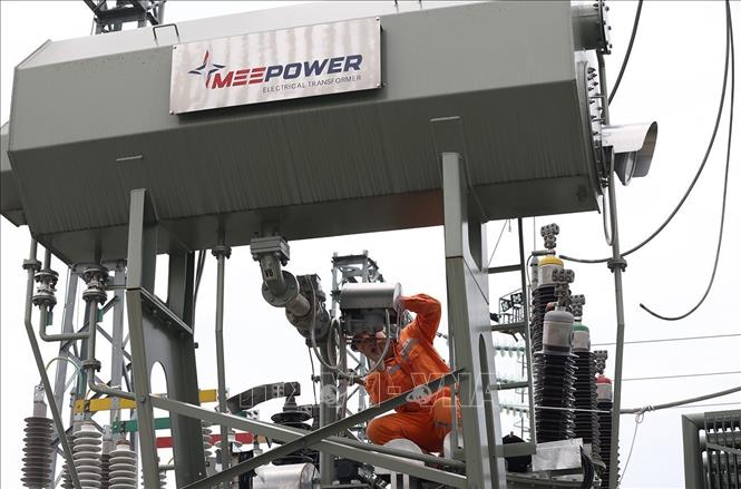 Bảo trì, bảo dưỡng hệ thống điện ở Trạm biến áp 110kV Khu công nghiệp WHA, xã Trung Lộc, tỉnh Nghệ An. Ảnh: Vũ Sinh - TTXVN