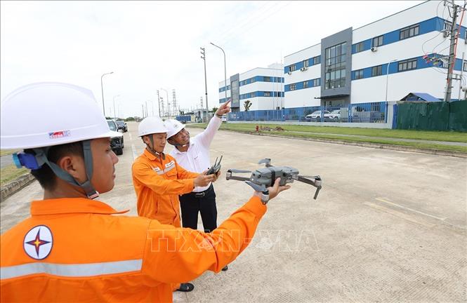 Sử dụng thiết bị bay (flycam) giúp tự động hóa và số hóa công tác quản lý vận hành đường dây điện, ở Khu công nghiệp WHA, xã Trung Lộc, tỉnh Nghệ An. Ảnh: Vũ Sinh - TTXVN