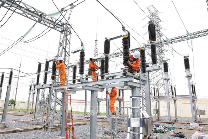 Bảo trì, bảo dưỡng hệ thống điện ở Trạm biến áp 110kV Khu công nghiệp WHA, xã Trung Lộc, tỉnh Nghệ An. Ảnh: Vũ Sinh - TTXVN