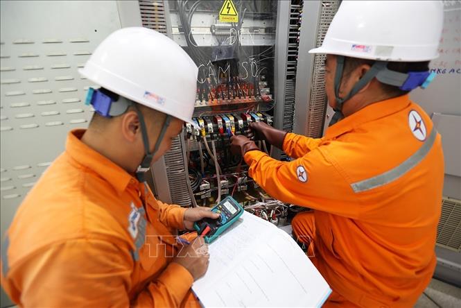 Kiểm tra hệ thống đóng ngắt điện trước khi bảo trì, bảo dưỡng ở trạm biến áp 110kV Khu công nghiệp WHA, xã Trung Lộc, tỉnh Nghệ An. Ảnh: Vũ Sinh - TTXVN