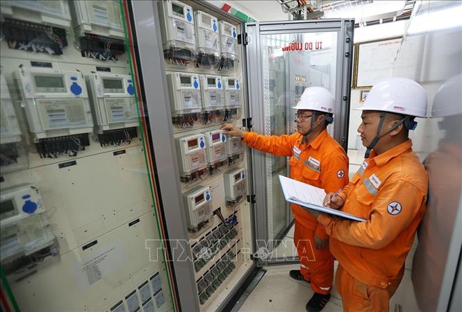 Kiểm tra hệ thống đóng ngắt điện trước khi bảo trì, bảo dưỡng ở trạm biến áp 110kV Khu công nghiệp WHA, xã Trung Lộc, tỉnh Nghệ An. Ảnh: Vũ Sinh - TTXVN