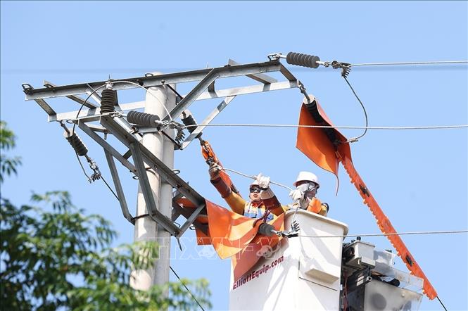 Bảo trì, bảo dưỡng hệ thống điện bằng công nghệ Hotline (công nghệ sửa chữa điện nóng) duy trì nguồn điện liên tục cho sinh hoạt và sản xuất của khách hàng ở xã Trung Lộc, tỉnh Nghệ An. Ảnh: Vũ Sinh – TTXVN