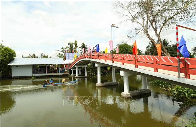Cây cầu bê tông cốt thép kiên cố được nhà hảo tâm tài trợ tại xã Xà Phiên, thành phố Cần Thơ. Ảnh: Duy Khương - TTXVN