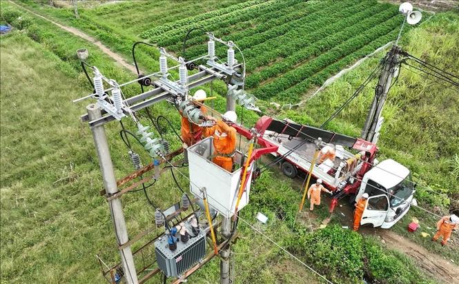 Bảo trì, bảo dưỡng hệ thống điện ở trạm phân phối điện trung thế, xã Trung Lộc, tỉnh Nghệ An. Ảnh: Vũ Sinh - TTXVN