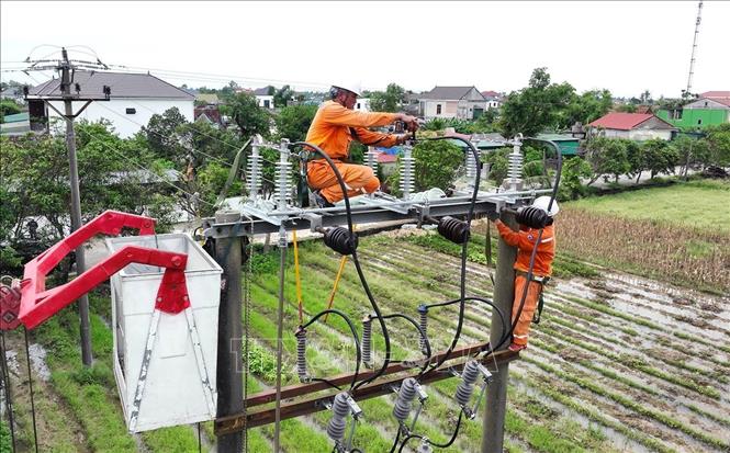 Bảo trì, bảo dưỡng hệ thống điện ở trạm phân phối điện trung thế, xã Trung Lộc, tỉnh Nghệ An. Ảnh: Vũ Sinh - TTXVN
